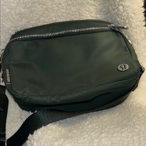 Lululemon Everywhere Crossbody Bag in Dark Green, Size 2L